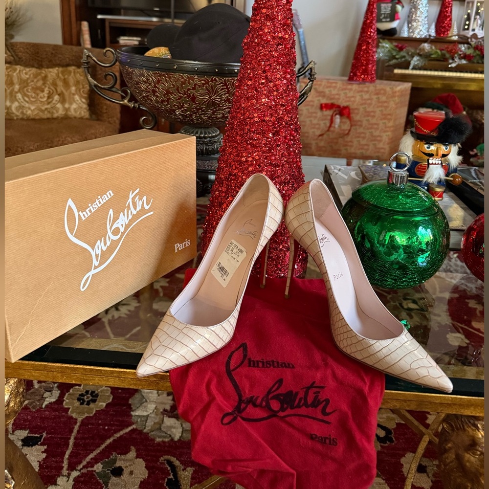 🇺🇸Christian Louboutin Beige Croc-Embossed Heels